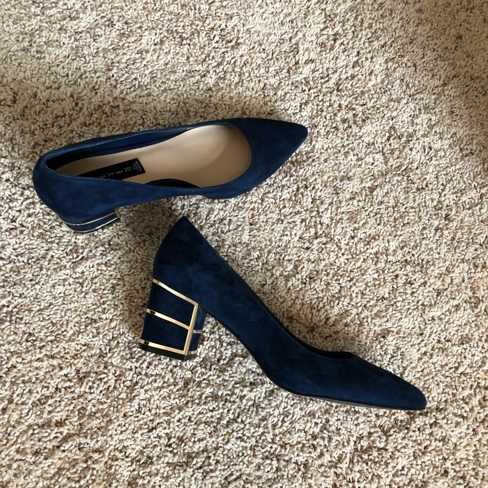 NWOT STEVE MADDEN NAVY SUEDE HEEL